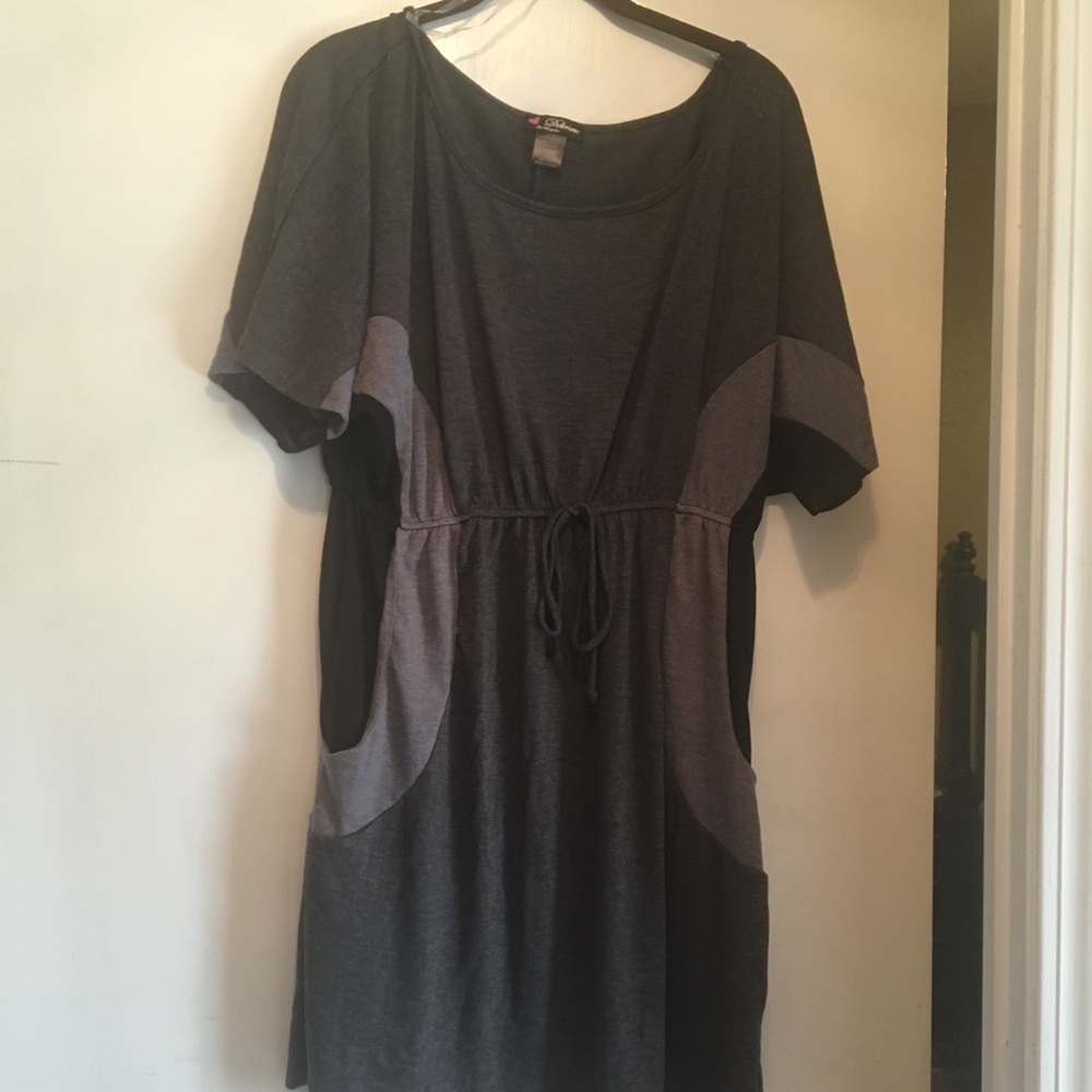 Black and gray tunic top